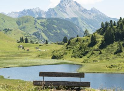 Sitzbank mit Blick auf See und Berge (c) Johannes Fink