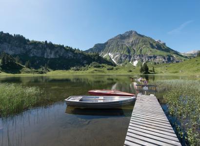 Steg mit Booten am Körbersee (c) Johannes Fink