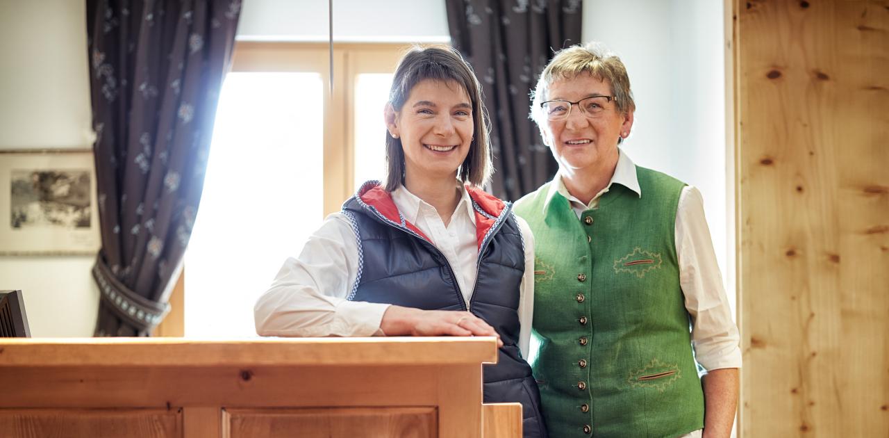 Familie Schlierenzauer an der Rezeption im Berghotel Körbersee (c) Adolf Bereuter