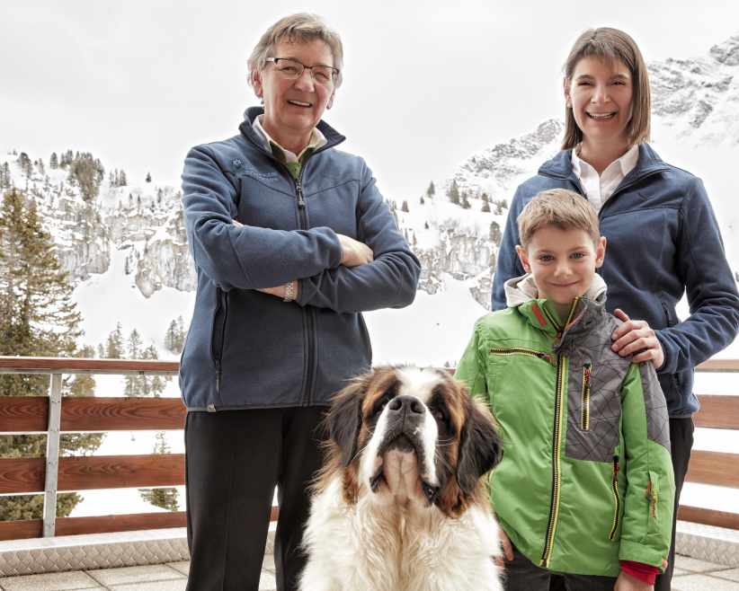 Familie Schlierenzauer mit Hund vor dem Berghotel Körbersee. (c) Adolf Bereuter