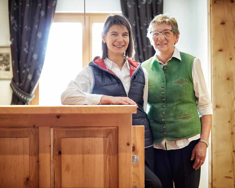 Familie Schlierenzauer an der Rezeption im Berghotel Körbersee (c) Adolf Bereuter
