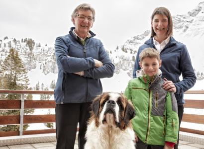 Familie Schlierenzauer mit Hund vor dem Berghotel Körbersee. (c) Adolf Bereuter