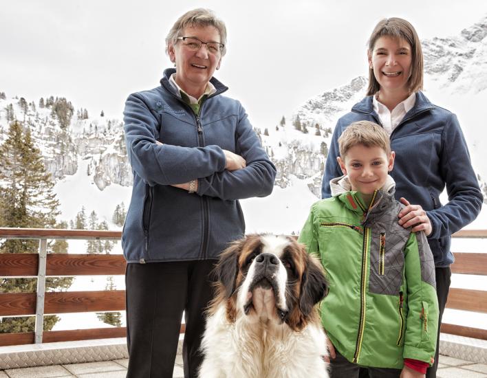 Familie Schlierenzauer mit Hund vor dem Berghotel Körbersee. (c) Adolf Bereuter