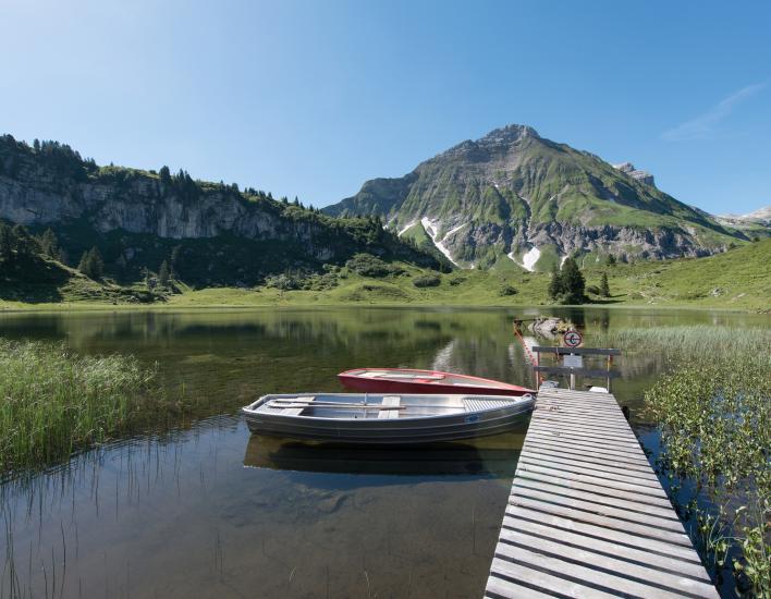 Steg mit Booten am Körbersee (c) Johannes Fink