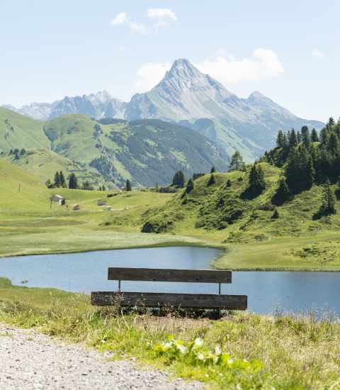 Sitzbank mit Blick auf See und Berge (c) Johannes Fink