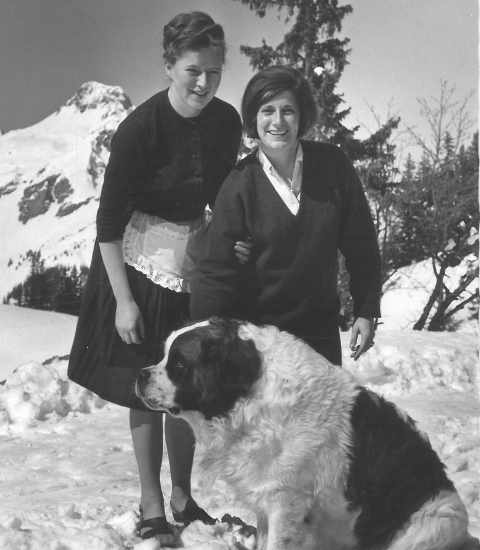 Barry I im Schnee vor dem Berghotel Körbersee